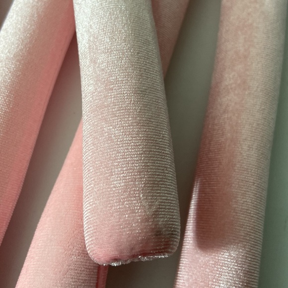 Heatless Curlers for Women and Girls with 4 scrunchies and 2 clips Pink - Picture 6 of 6